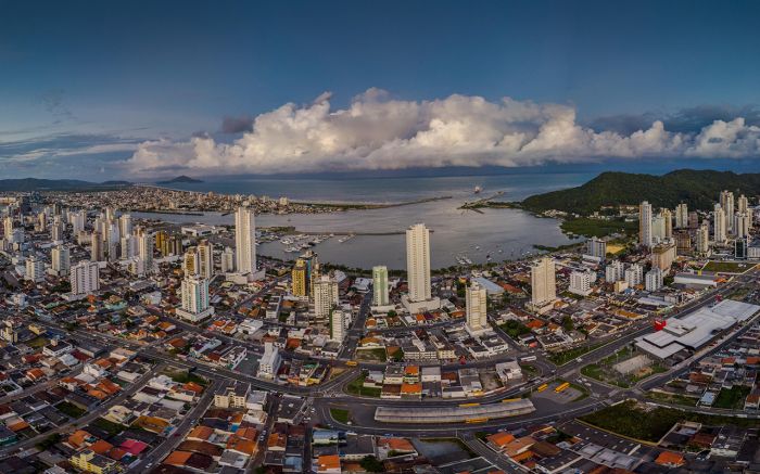 Entre bairros, água e horizonte