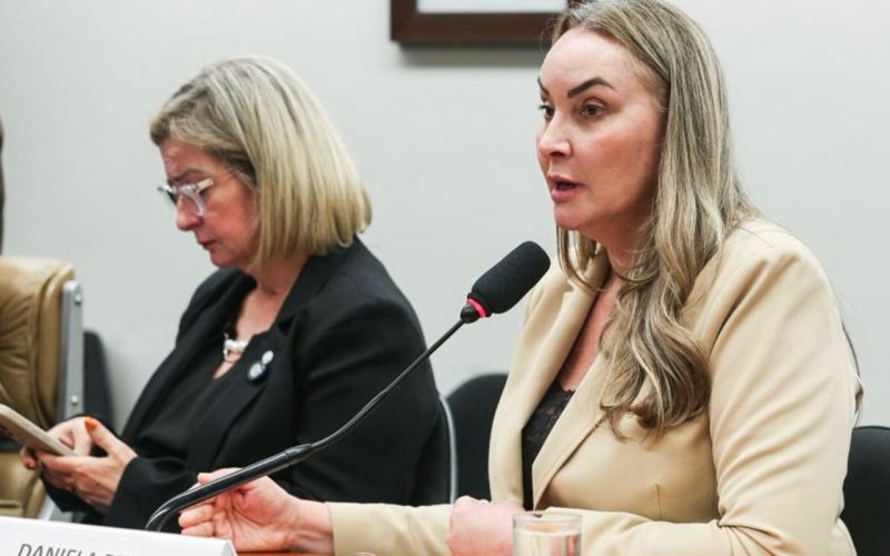 A deputada federal galega Daniela Reinehr (PL) quer que o governo federal olhe com mais atenção para o mel da Santa & calorenta Catarina