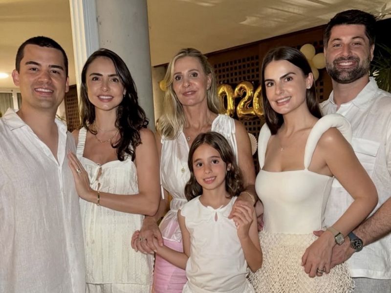 Alcino Pasqualotto Neto, Marina e a filha Ester, vovó Neka Kasper, Manu e Alfredo Soares, em Itapema