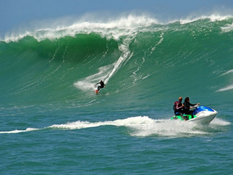  Ondas gigantes Importante lei aprovada pela Alesc em 2025 instituiu a Rota de Turismo Integrado do Big Surfe em SC. A iniciativa do ex-deputado Estener Soratto, atual prefeito de Tubarão, já sancionada, visa incentivar a criação de um calendário de eventos integrados do surfe na região Sul, onde estão picos como o da Laje da Jagua, onde foi surfada a maior onda do Brasil, com 14,82 metros. (Divulgação/Secretaria de Turismo de Jaguaruna)