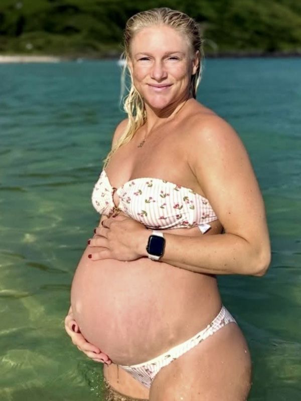 A surfista, medalhista nos Jogos Olímpicos de Paris, Tati Weston Webb, agora moradora de Garopaba, com o marido Jesse Mendes gravidíssimos esperam para qualquer momento a chegada da baby Bia