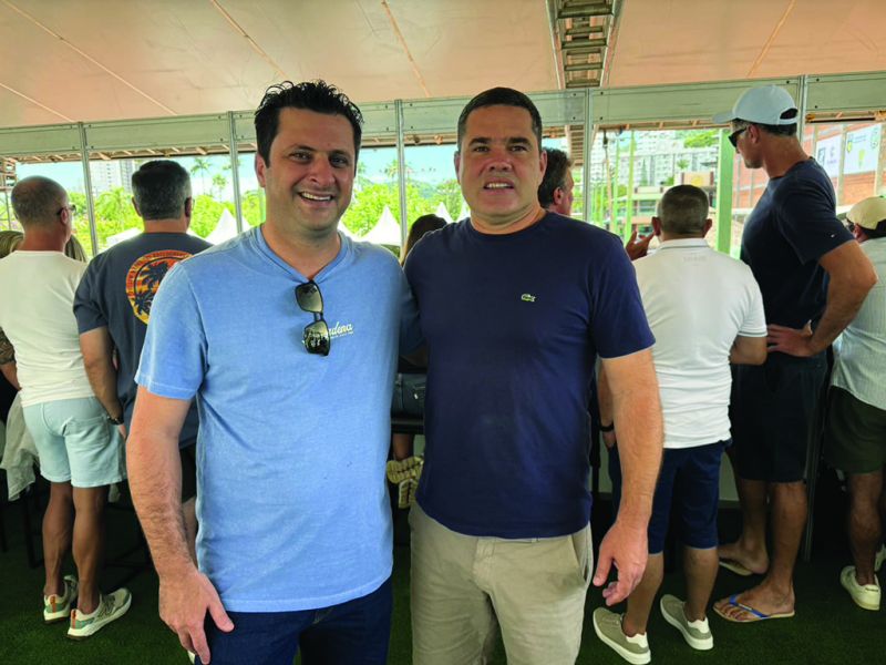 O prefeito Robison Coelho (PL) e o presidente da piramidal, Fernando Pegorini (PL), prestigiaram a final do Itajaí Open de tênis