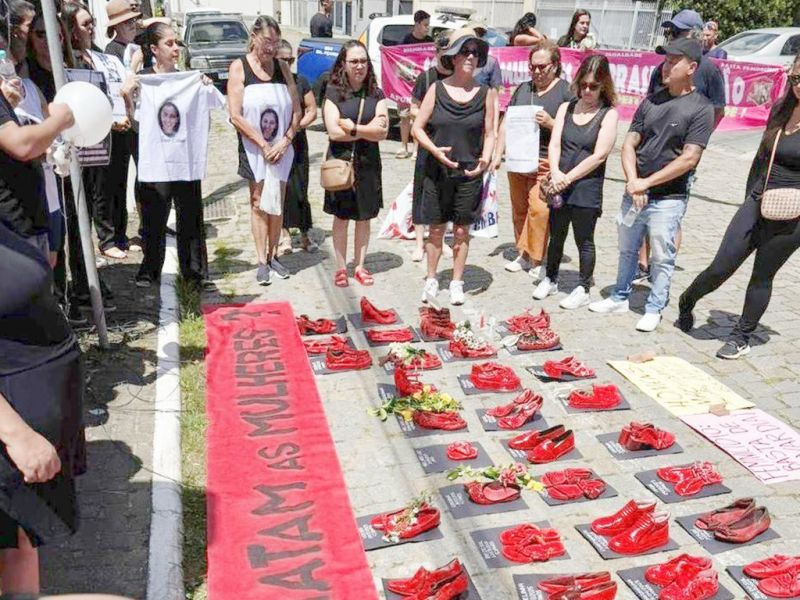 Reação Diante da barbárie, o Coletivo Mulheres do Brasil em Ação (CMBA), entidade sediada em Penha que acolhe mulheres vítimas de violência, realizou manifestação silenciosa para protestar contra a soltura do ex-marido de Daiane, que possuía histórico de violência doméstica. O protesto contou com o apoio da deputada estadual Paulinha (Podemos).