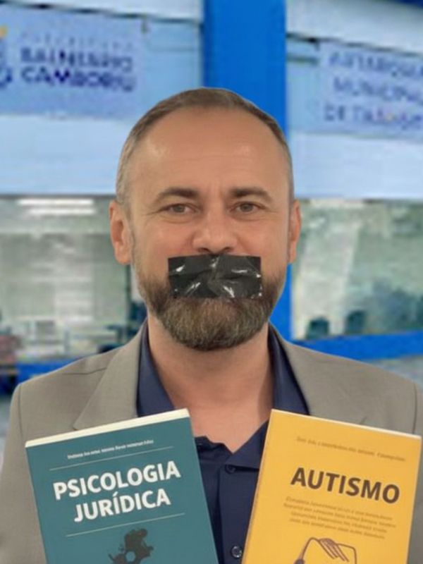 Pode isso, Arnaldo?! O Egovaldo, ops, Evaldo Hoffmann, deve voltar ao governo de BC e faz acordo pra não seguir processo por xingamentos contra uma mulher, doando livros e baralho