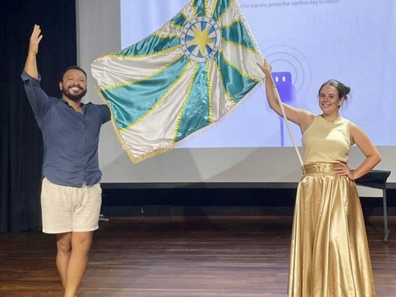 Cristian Meirelles e Isabelli Rebello, o primeiro casal de mestre-sala e porta-bandeira da Estrela do Mar, acelerando os ensaios para o carnaval