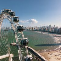 A gigante sobre a orla