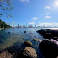 Entre o silêncio e o skyline