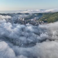 Cidade entre nuvens