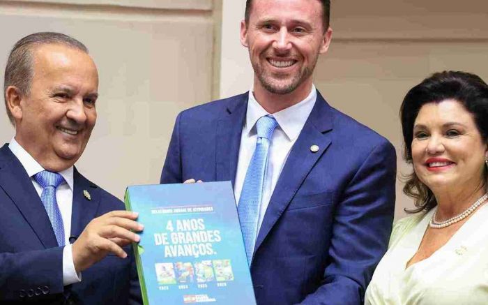 Sem Julio Garcia, Jorginho Mello lê mensagem na Alesc