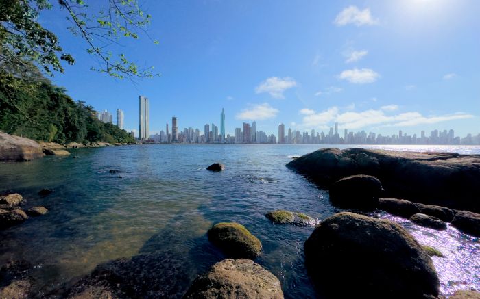 Entre o silêncio e o skyline