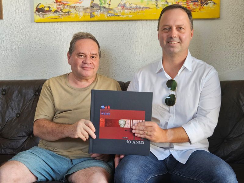 O advogado e ex-presidente da Ordem dos Advogados do Brasil, subseção de Itajaí, Murilo Zipperer, fez uma visita de cortesia ao socadinho escriba e me presenteou com o livro comemorativo dos 50 anos das lides da OAB da city pexêra. Um bom papo, com certeza