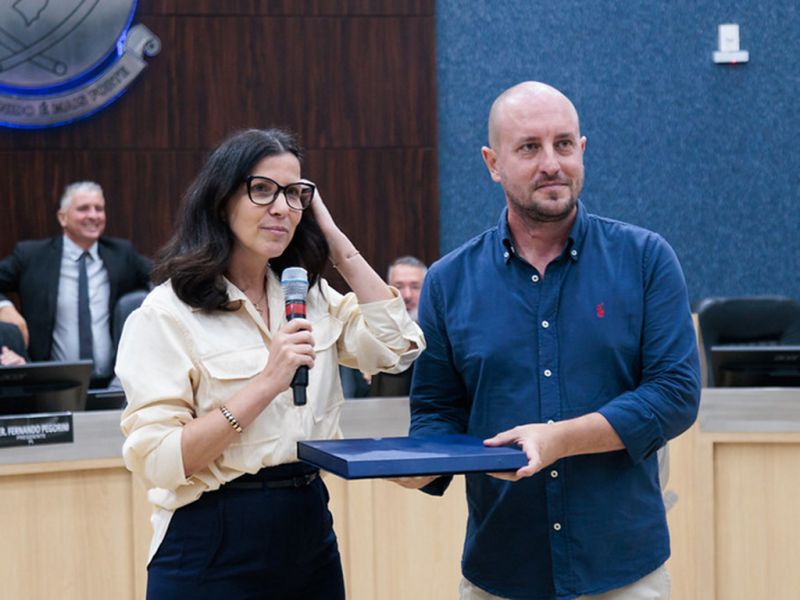 Merecido! A vereadora pexêra Liliane Fontenelle (PL), a dra. Pix, homenageou o coautor do samba enredo da Mocidade Independente de Padre Miguel, Cleiton Roberto Pereira 