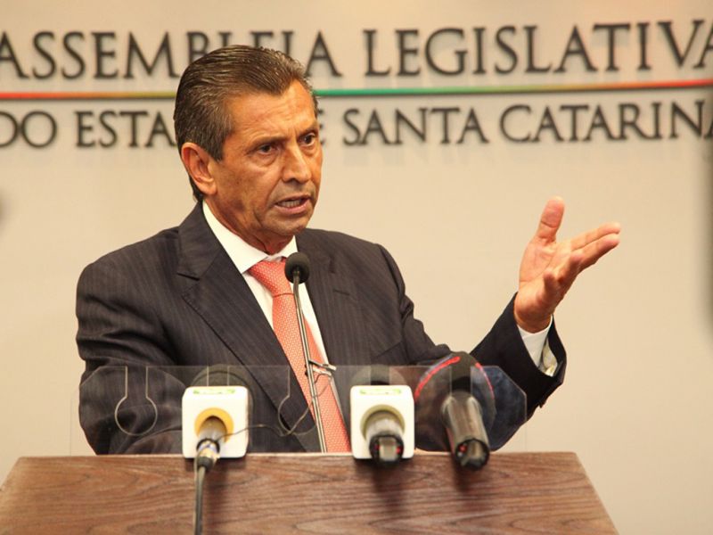 Candidatíssimo: O presidente da Alesc, Julio Garcia (PSD), não gostou da insinuação do governador Jorginho Mello (PL) durante almoço com a federação União Progressista, de que estaria repensando a sua candidatura a deputado federal. Garcia ficou irritado e garantiu que seu projeto de buscar vaga à Câmara dos Deputados é irreversível. (Solon Soares/Agência AL)