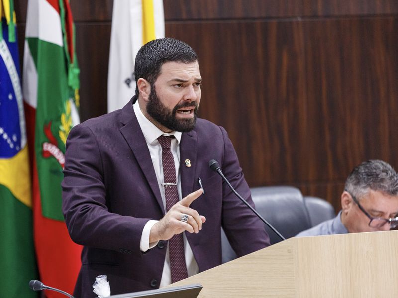 O vereador Victor Nascimento, o boneco Falcon (PL), afirma que as licitações na Saúde pexêra não acompanham o ritmo do governo do prefeito Robison Coelho (PL)