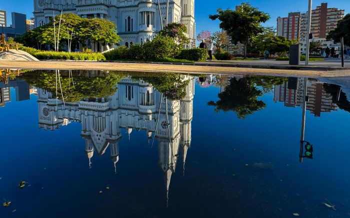 A igreja no espelho