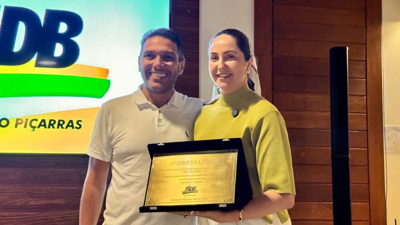 A Andressa Pera foi homenageada pelo MDB estadual e pelo prefeito Tiago Baltt com duas placas de agradecimento por todo o trabalho que desenvolveu em Piçarras e pelo fortalecimento do partido na cidade e na região da Amfri