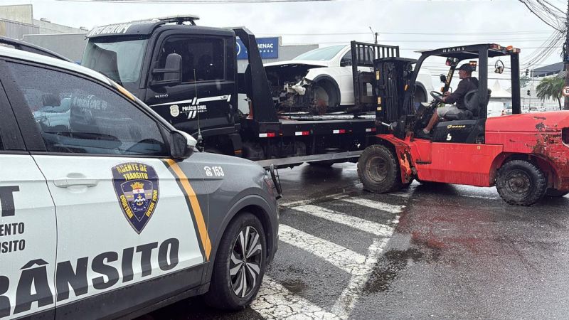 O prefeito Robison Coelho (PL) deu um peitaço mandando recolher as carangas podres que empesteavam as ruas de Itajaí 