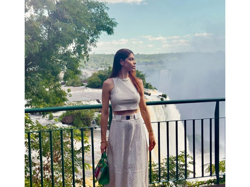 Fashion : A arquiteta Natália Xavier (foto) em registro de sua viagem recente a Foz do Iguaçu, no Paraná. Na foto, ela usa um look da JVL, marca fashion especializada em couro, que está prestes a reinaugurar loja em Balneário Camboriú. O evento está marcado para o dia 24 deste mês. Contará com coquetel, apresentação da nova coleção, Lumière, e talk exclusivo com Katia Aveiro, irmã do jogador Cristiano Ronaldo. O evento é exclusivo para convidados. (foto: Reprodução Instagram)