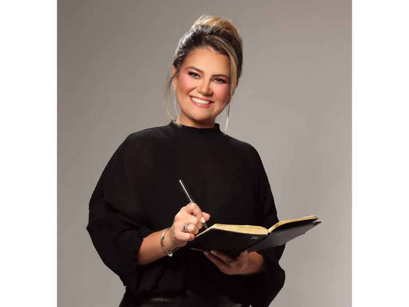 Lançamento : A farmacêutica, empresária e mentora estratégica, Francieli Pagliari, prepara-se para lançar o livro Conexão com Deus – A Verdadeira Intimidade. Nele, Francieli propõe uma jornada prática de 90 dias, baseada na leitura diária de Provérbios, um dos livros mais estratégicos da Bíblia para decisões, caráter e propósito. O leitor é conduzido a refletir, aplicar e desenvolver constância espiritual de forma simples e acessível. (foto: Andrea Schaefer)