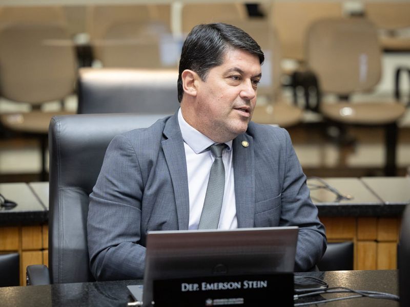 Quer ficar com Jorginho. O deputado Emerson Stein foi convidado a deixar o MDB e se filiar no PL. Não se decidiu, mas tá matutando... (foto: divulgação)