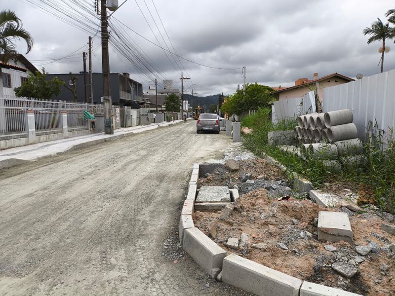 Ruas esburacadas e obras que nunca têm fim em Navegantes. Diferente do Instagram do prefeito Liba Top, ops, Fronza (PSD), que mostra o “Fantástico mundo de Liba” (foto: divulgação)