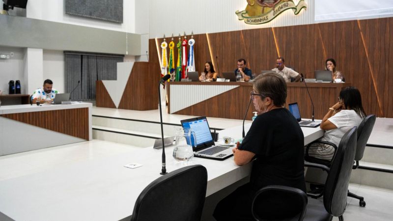 Todos os vereadores de Bombinhas assinaram requerimento pra instalação de Comissão Parlamentar de Inquérito (CPI) pra apurar supostos rolos na concessão de água & esgoto. As cidades de Penha e Camboriú também instalaram CPIs pra bispar sobre a empresa Aegea, que toca a concessão nos referidos municípios