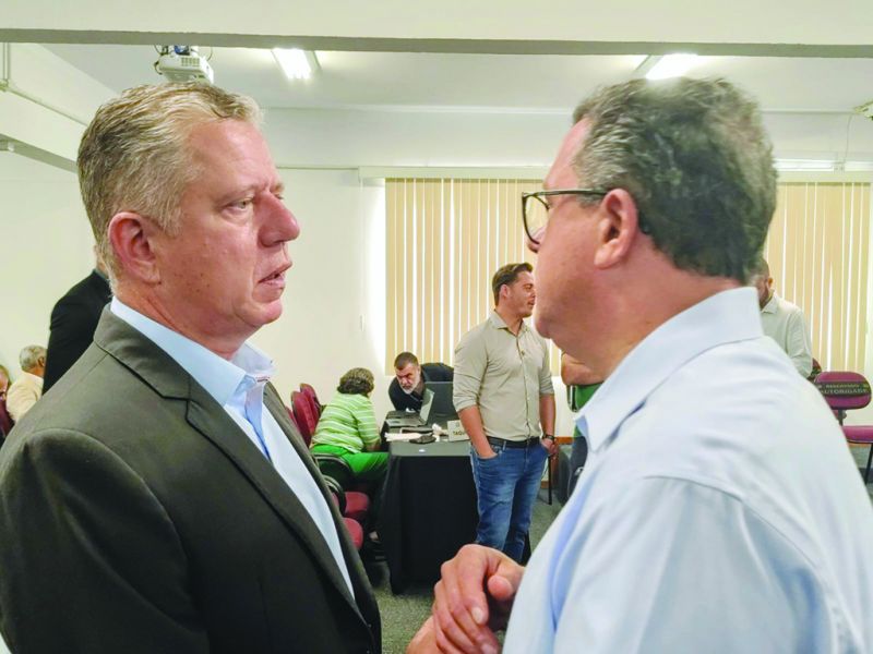 O deputado estadual Ivan Naatz (PL) e o vice-prefeito de Itajaí, Rubens Angioletti (PL), aproveitaram a audiência pública em torno dos apagões da Celesc, na sexta-feira última, na Univali, para alinhar algumas pautas políticas e administrativas do município em torno de energia elétrica, água e saneamento básico