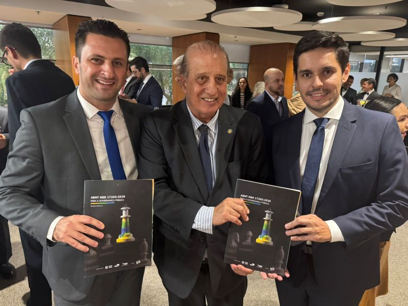 Presidente da piramidal, entisicado Fernando Pegorini (PL), procurador do legislativo André Bindé e o ministro do Tribunal de Contas da União, Augusto Nardes, em Brasólia (foto: divulgação)