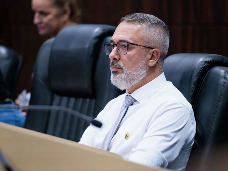 Sem sinal! Vereador pexêro, Xande Celular (UB), faz crítica vazia em tema complexo e carca da sessão choramingando pelos corredores da piramidal. Qui dó!