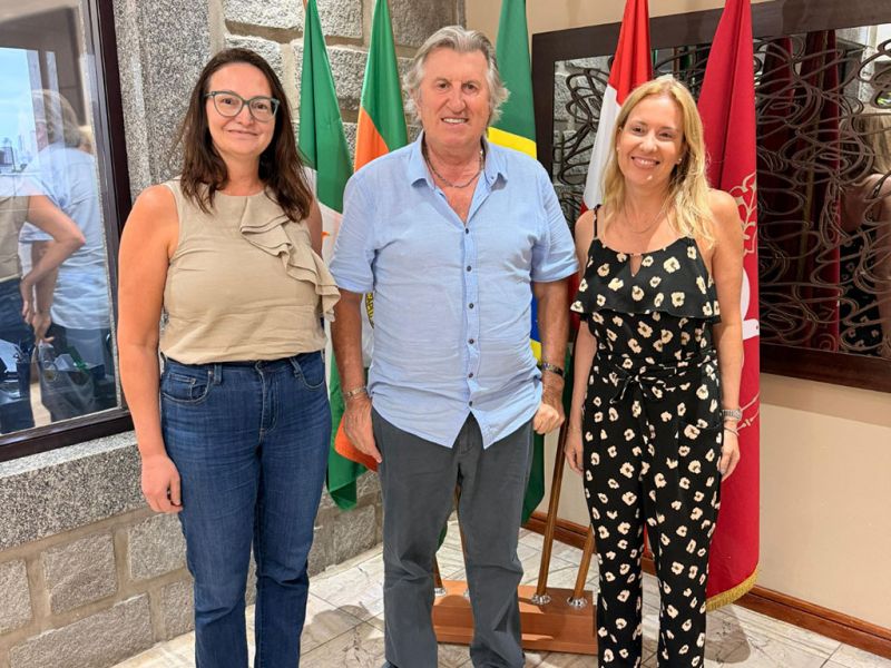 A direção do DIARINHO fez uma visita de cortesia ao prefeito de Camboriú, Leonel Pavan (PSD). A cidade comemora esta semana 142 anos. Pavan contou às jornalistas Samara Toth Vieira e Fran Marcon sobre a programação de aniversário, novos projetos e sobre sua 