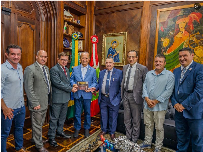 O pastor Zilmar Miguel, presidente dos Gideões Missionários da Última Hora, reuniu-se com o governador little Jorginho Mello (PL) e com dirigentes da instituição para a entrega do convite oficial do 41º Congresso Internacional de Missões (foto: divulgação)