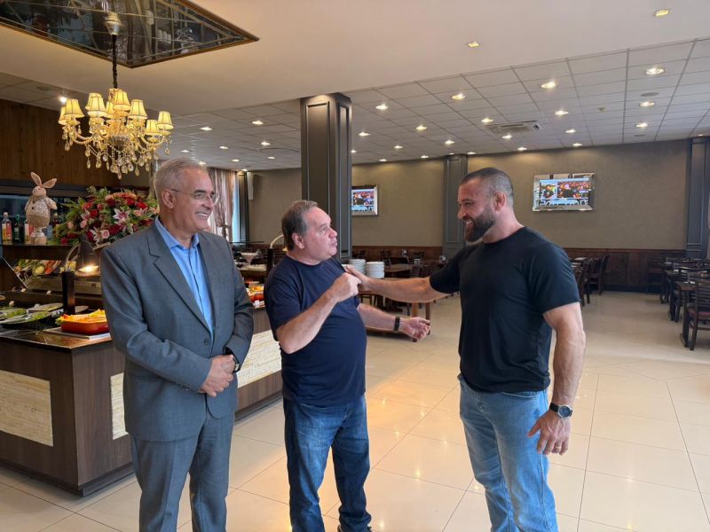 Encontrei o vereador de Itapema, Saulo Ramos (PP), em Itajaí, onde conversava com dirigentes da Aprasc, maior associação de praças militares da América Latina, traçando alinhamento de apoio à sua pré-candidatura a deputado estadual. Hummmmmm...   (foto: divulgação)