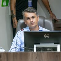 Naifer instiga população contra os colegas