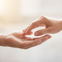 Quando ajudar o outro também toca nas nossas dores