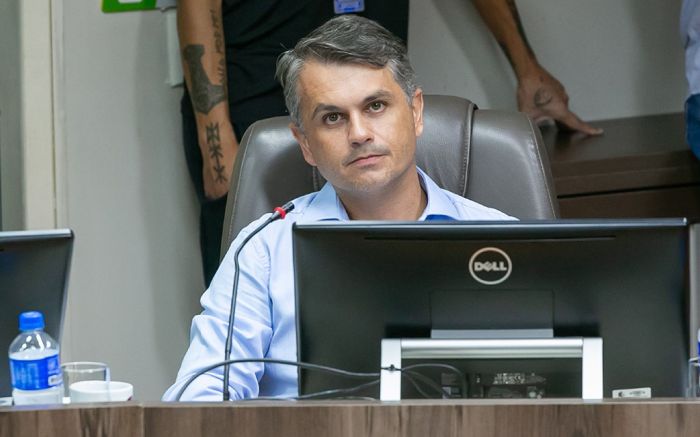 Naifer instiga população contra os colegas