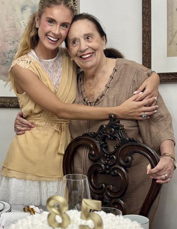 Meu carinho especial e desejo de tudo de bom a Claudete Pegorim que completou, lindamente, no último dia de março, seus 85 anos entre amigas e a neta Carmel, que está com ela no clique. Felicidades!