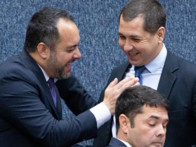 O Pai Atanásio foi mexer em seu baú de fotos antes que a Mãe Jacira jogasse tudo fora e achou essa imagem interessante. Os então vereadores barbudinho Júnior, Thiago Morastoni (MDB), o futebolista Níkolas Reis (PSD?) e o desprezo de Robison Coelho (PL) ao temporário apaziguamento. Enxerido, perguntei a data e diz o Pai Atanásio que não faz a menor ideia, mas lascou que é do tempo em que, na piramidal, um neurônio ligava no outro. Uiiii!!!