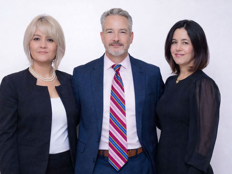 Mercado imobiliário - O mercado imobiliário do litoral catarinense conta agora com a Century 21 Signature, que inaugurou em Balneário Camboriú, na última semana. A rede de imobiliárias conta com mais de 120 unidades em diferentes países. É reconhecida por elevar padrões e profissionalizar mercados ao redor do globo. Em Balneário Camboriú, dividirá espaço com a Real Wood, loja de mobiliário de alto padrão na Quarta avenida. Claudia Leles, Bo Bloomer e Anuzia Leles são as lideranças da Century 21 Signature, em Balneário Camboriú (foto: divulgação)