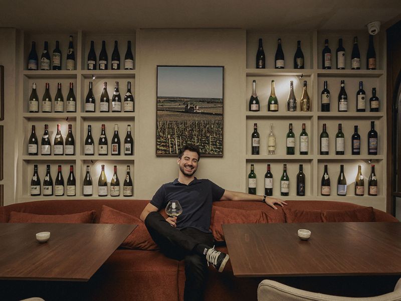 Inspiração francesa - Com curadoria de Romero Gaya, o Vivan Wine Bar, em Balneário Camboriú, vive nova fase com cardápio de inspiração francesa. A proposta reforça a excelência da casa, que recentemente entrou para o Star Wine List, o “Michelin dos vinhos”. Recentemente, o sommelier recebeu um grupo de jornalistas e influenciadores para experienciar um menu harmonizado de seis tempos. (foto: João Varela)