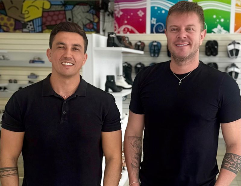 Ariel Silva e Thiago Roncolato inauguram neste sábado uma loja que vai fazer a diferença na terrinha (já andei espiando o estoque e a variedade é enorme). A Arthi Calçados chega trazendo moda masculina, feminina e infantil para a esquina mais moderna do São Vicente, na rua Pedro Cristiano de Miranda. Sucesso, queridos!