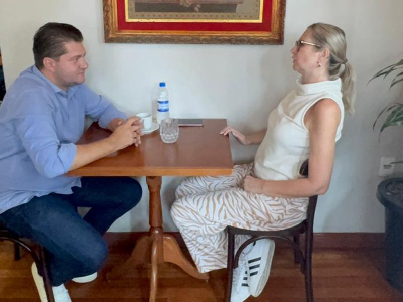 Na paz do seu sorriso! A minha ex-musa BBB, a Dom Quichata Anna Carolina (Rep), tá em sintonia com o primeiro suplente e secretário de Assistência Social, Léo Severino (PSDB)