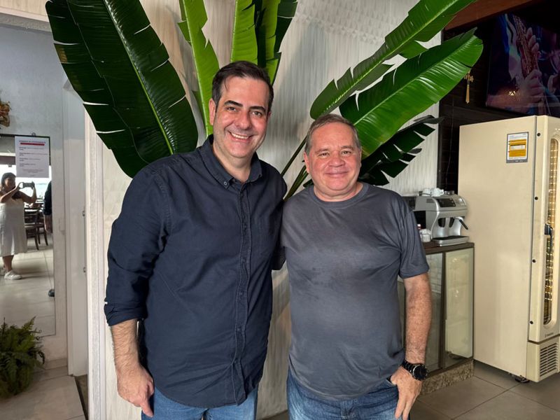 Convidado, o JC almoçou com o presidente estadual do MDB, Carlos Chiodini, o Xoxodini (foto: Sheila Cardozo)