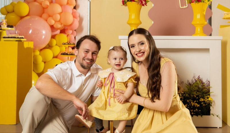 Primeiro aninho - A advogada Julia Kloehn Lazzari e o engenheiro, Valdir Lazzari Júnior, fundador da Efficon, formam um casal que une trajetória profissional sólida e valores familiares. Ele se destaca no empreendedorismo e em soluções pra construção; ela concilia, com leveza e determinação, a advocacia e a maternidade. Na foto, o casal celebra o primeiro aniversário da filha, Betina. (foto: Naiara Steil)