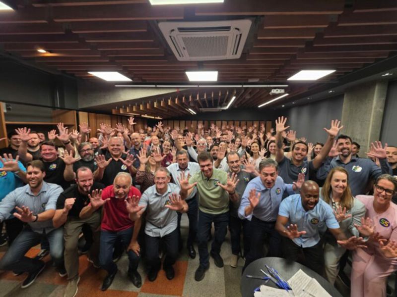 Filiação: O ex-prefeito de Criciúma, Clésio Salvaro (PSD), mostrou força no ato de filiação realizado na principal cidade do sul de SC, quando reuniu muitas lideranças locais. Mais de 50 novos filiados foram apresentados. O evento contou com a presença do prefeito Vágner Espíndola, o Vaguinho e do vice, Salésio Lima, além do presidente da Alesc, Júlio Garcia. (Divulgação/PSD)