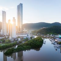 Entre o rio e os gigantes