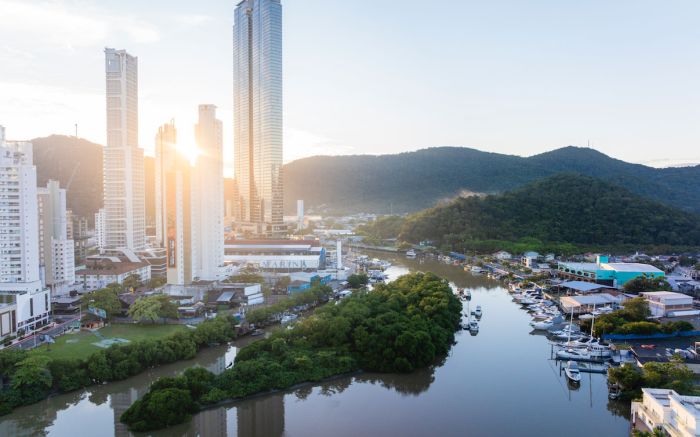 Entre o rio e os gigantes
