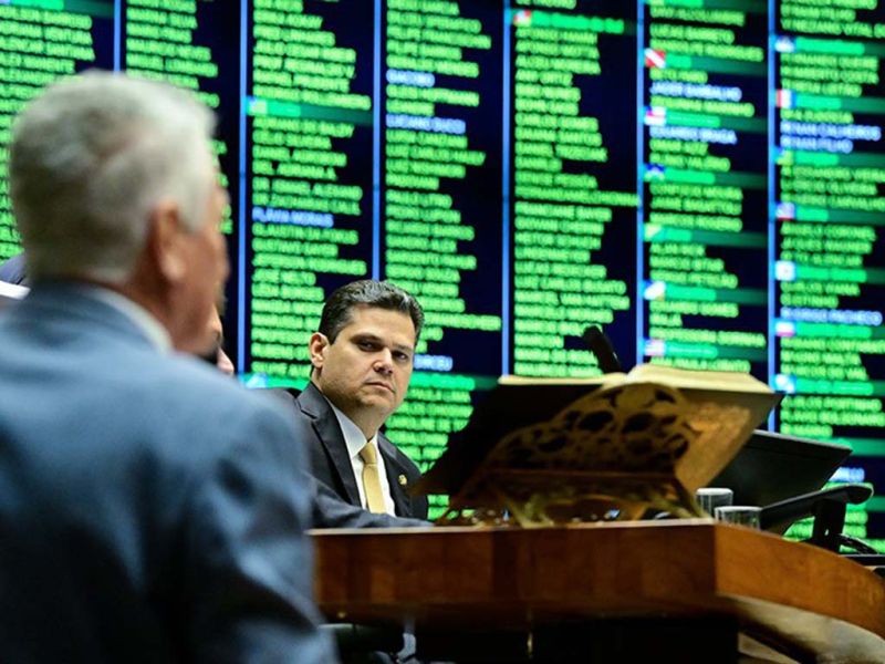 O Brasil está numa situação limite. Nunca estiveram tão escancarados os acordos espúrios pra esconder e enterrar a roubalheira geral. O caso Master, onde todo mundo foi comprado e cooptado, é uma vergonha pro país. Todo mundo envolvido. Direita, esquerda e centro...