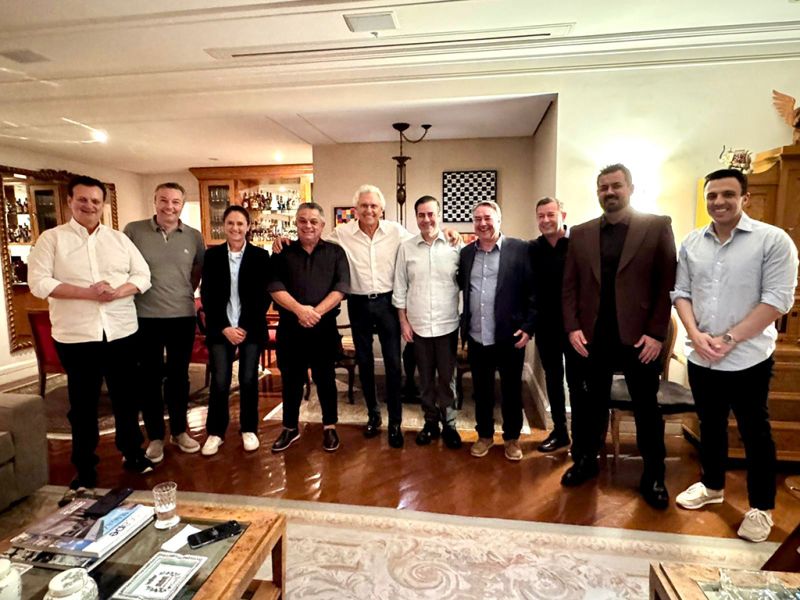 Conexão - O pré-candidato ao governo, João Rodrigues (PSD), se reuniu em São Paulo com o pré-candidato à presidência, Ronaldo Caiado (PSD), neste sábado. O encontro marcou o avanço da articulação política entre lideranças do partido. Participaram o presidente do MDB-SC, Carlos Chiodini, o ex-governador Raimundo Colombo (PSD), o presidente do PSD-SC, Eron Giordani  e o deputado Napoleão Bernardes (PSD). (Divulgação/PSD)