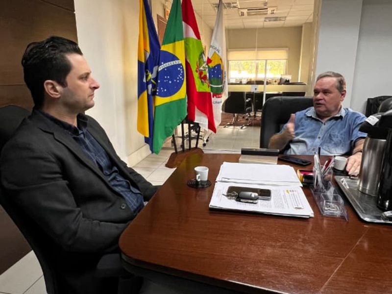 O JC, convidado, esteve na piramidal casa do povo conversando com o presidente, o intisicado Fernando Pegorini (PL) (foto: divulgação)