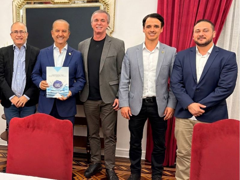 O governador Jorginho Mello (PL) recebeu os bagrões do Mevam e prometeu presença e apoio ao megaevento da igreja neste mês de maio, em Itajaí (foto: Assessoria do deputado Marcos da Rosa)